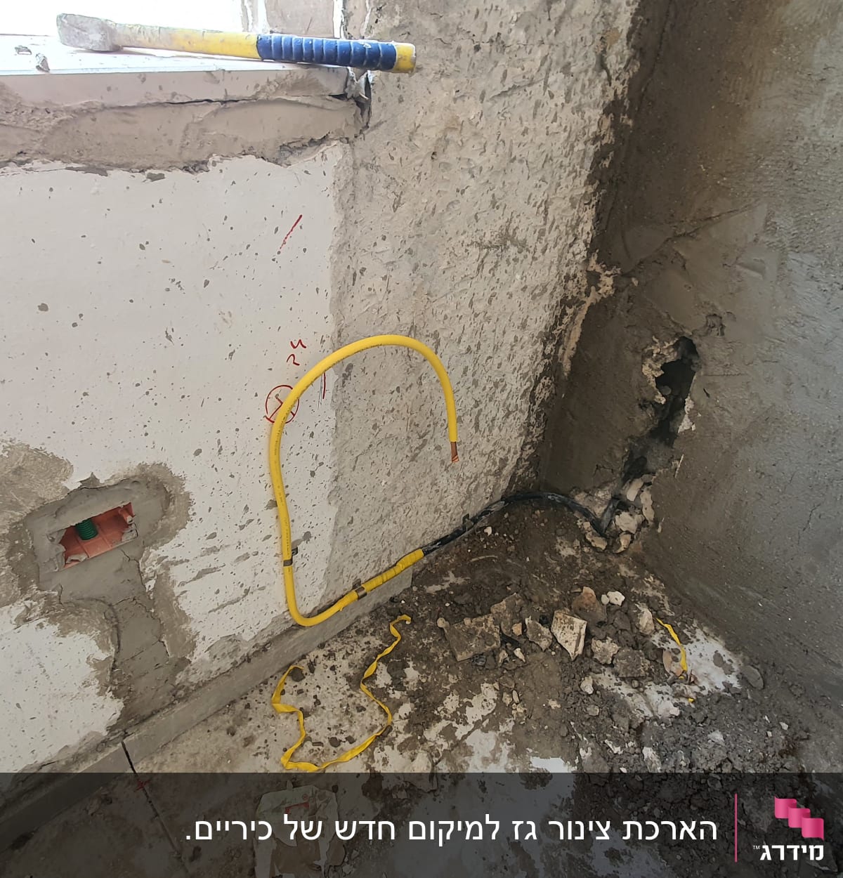 צינור גז צהוב מותקן בקיר בטון חשוף